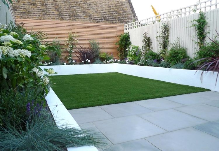 záhradný dizajn-malá-záhrada-trávnik-vyvýšené záhony-popínavé rastliny-kríky