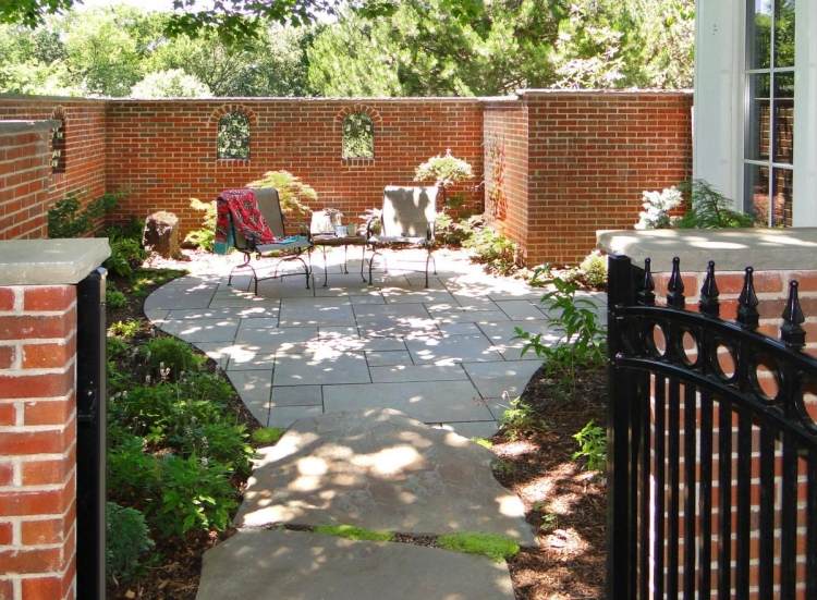 záhradný dizajn-malá-záhrada-tehlová stena-tepaný nábytok