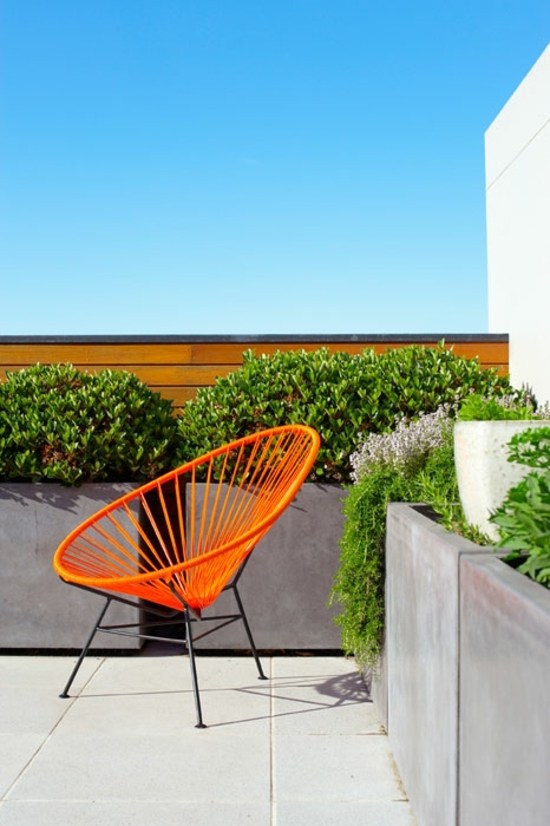 rastliny stolička oranžové akcenty pohľad oceán káva ranný nápoj