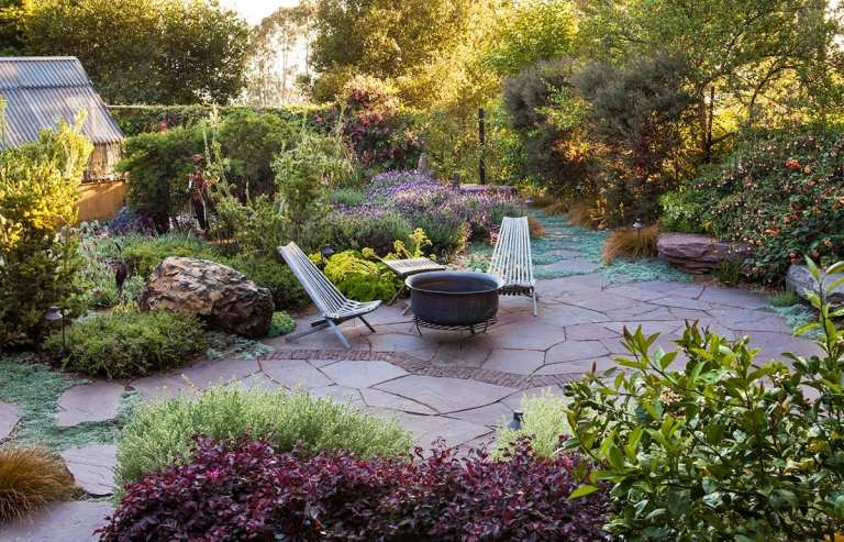 záhradný dizajn-nápady-terasa-postele-kríky-ohnivá misa