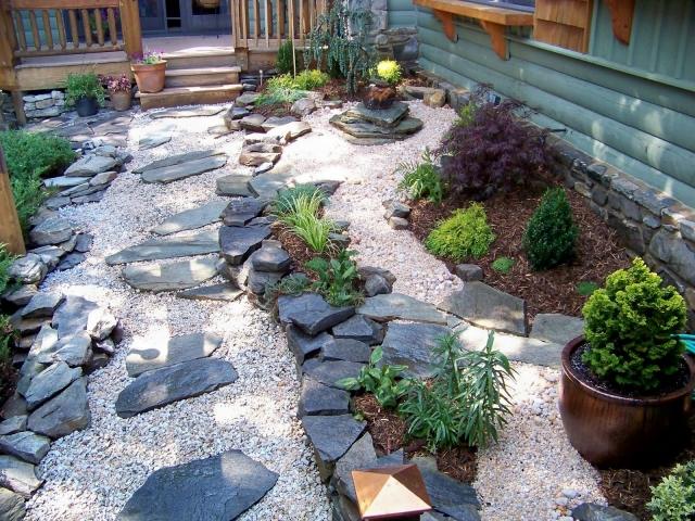 prvky japonskej záhradnej štrkovej rastliny pred domom