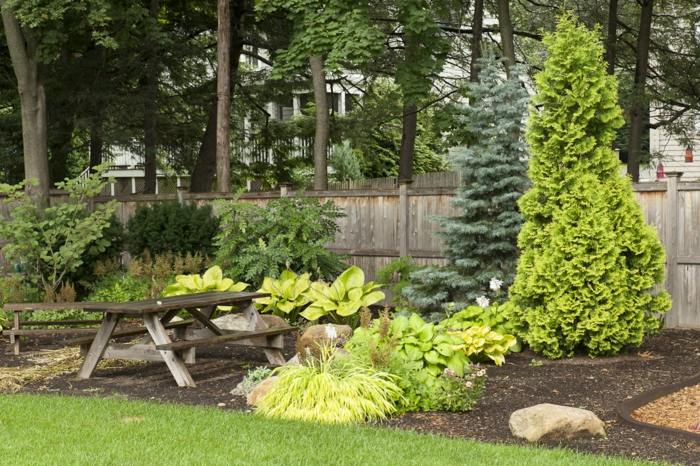 záhradný dizajn vždyzelených rastlín v septembri