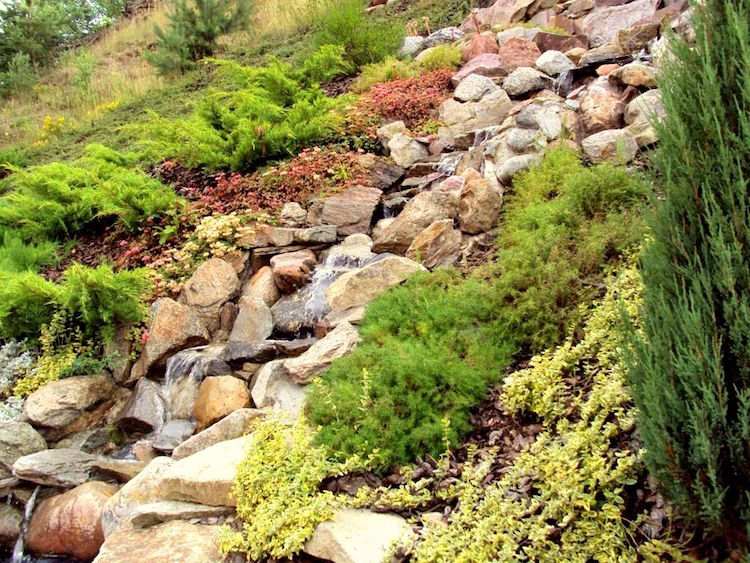 okrasné potoky, vodné toky a vodné prvky v záhrade vo svahu terénne úpravy-stráň-voda-bach-muclh-kríky-pieskovcový-vidiecky dom