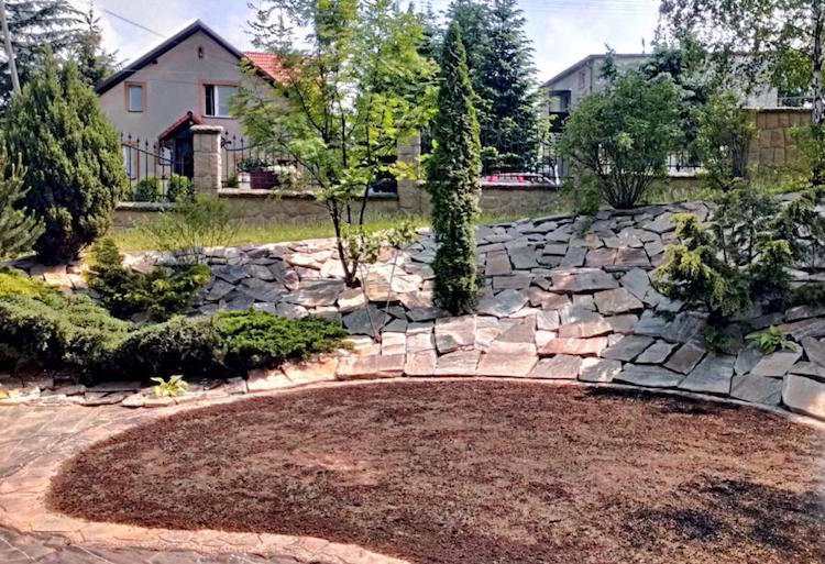 vždyzelené kríky, stromy a spevnená plocha v záhrade terénne úpravy-stráň-stromy-ihličnany-vždyzelené-kríky-terasové dosky