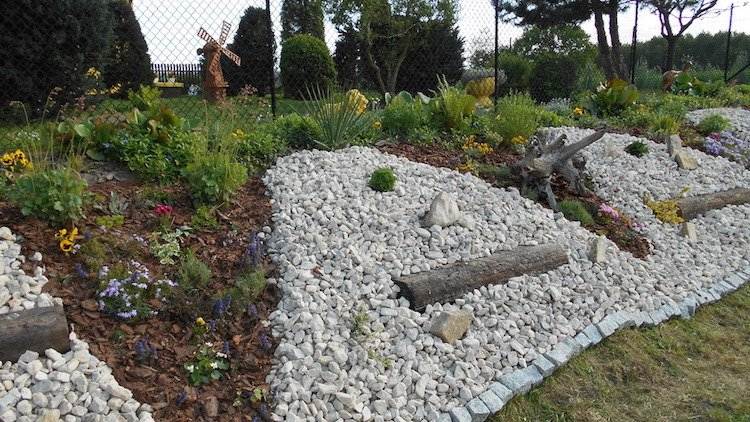 Bloky dreva vytláčajú zem a štrk, aby sa nešmýkali terénne úpravy-stráň-biely-lom-kamene-mulčovacie bloky-z-drevených rastlín