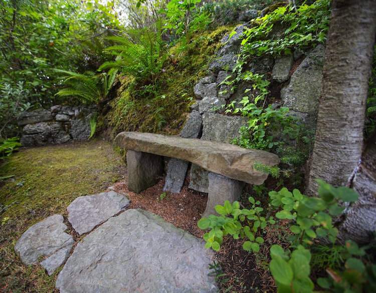 Kamenné sedenie v tienistej záhrade vo svahu terénne úpravy-svah-breh-skaly-sedenie-tieň-zemný kryt