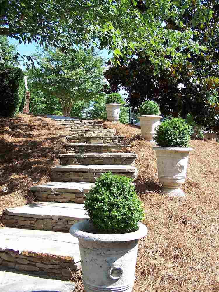 zdolajte svah schodmi z pieskovca terénne úpravy-stráň-mulč-schody-pieskovec-buxus-kvetináč