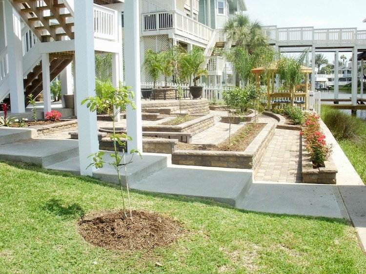 Záhradný dizajn so stredomorskou atmosférou - vyvýšené postele a terasa terénne úpravy-svah-terasovité-terasy dosky-vyvýšené postele-moderné-stredomorské