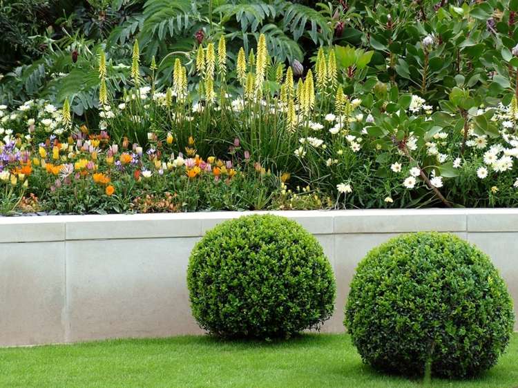 Dizajn záhrady Vyvýšené záhony vytvárajú okraj opornej steny trávnika