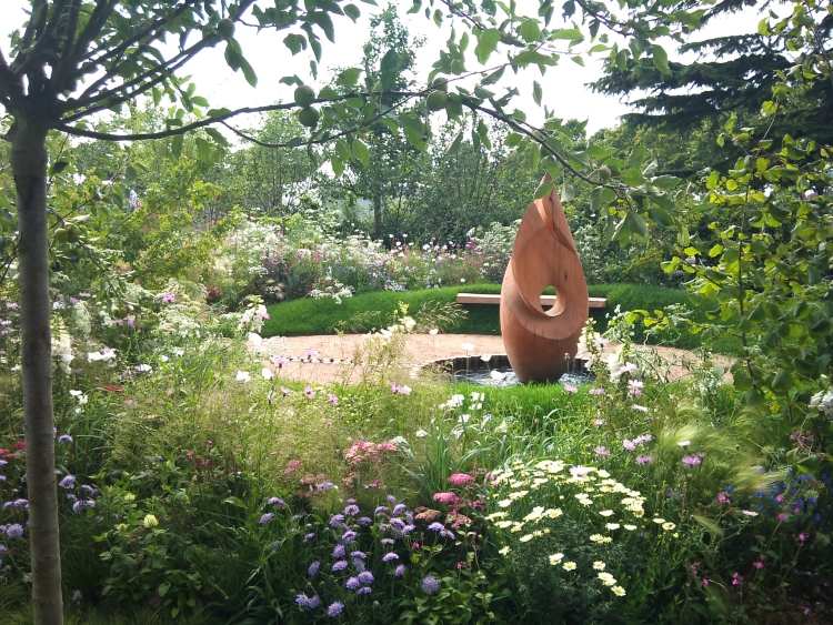 Záhradný dizajn s rybníkom z dreva-sochy-abstraktného tvaru