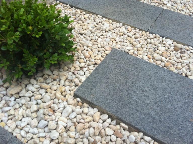 Záhradná cesta navrhnutá zo štrku, dosiek z prírodného kameňa a nízkeho pôdneho pokryvu Záhradný dizajn-štrková záhradná cesta-žulové dosky-zimostráz