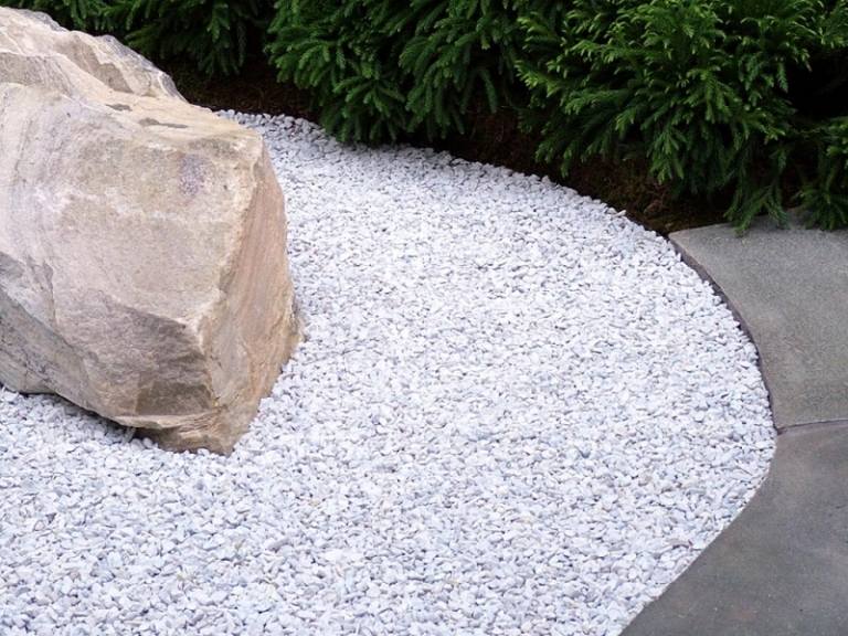 Moderná záhrada so štrkom, doskami z prírodného kameňa a ihličnatým stromom Záhradný dizajn-štrk-japonský-štýl-kameň-ihličnan