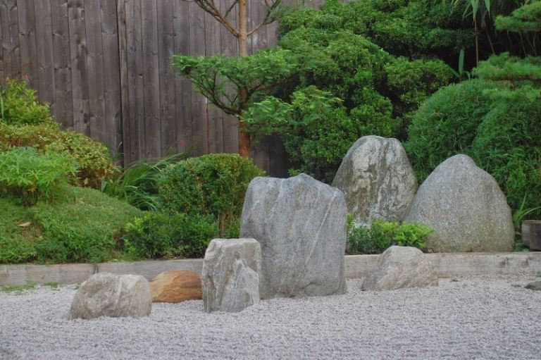 Vytvorte záhradu so štrkom v japonskom štýle Záhradný dizajn-štrk-prírodný kameň-stromy-drevený plot
