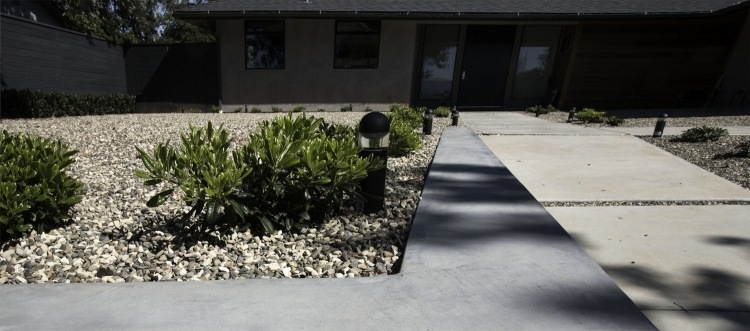 Záhradný dizajn so štrkovo-kamennou záhradou-vytvorte-modernú-prednú záhradu-čerešňový vavrínový dom-betónové dlaždice