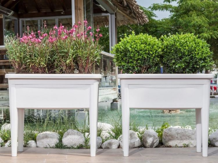 Záhradný dizajn s kvetináčmi plastovo-biele-záhradné jazierko