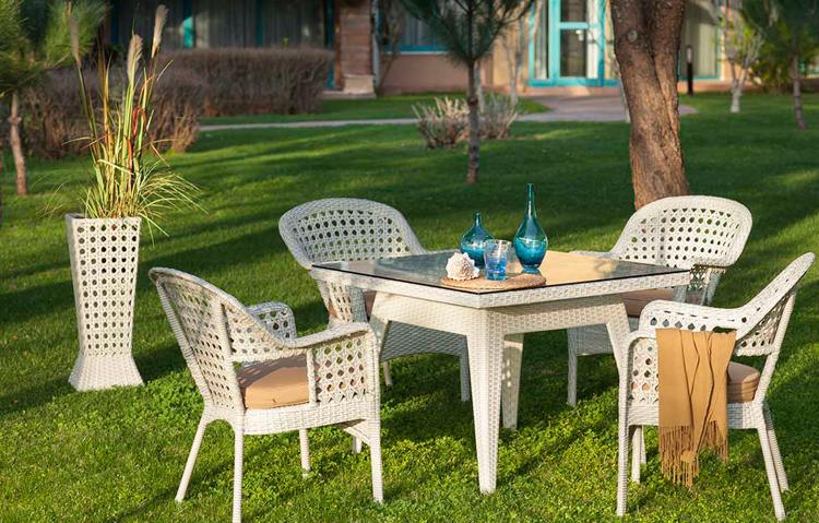 Záhradný dizajn s kvetináčmi umelý ratan-biela-okrasná tráva-sedenie-záhrada