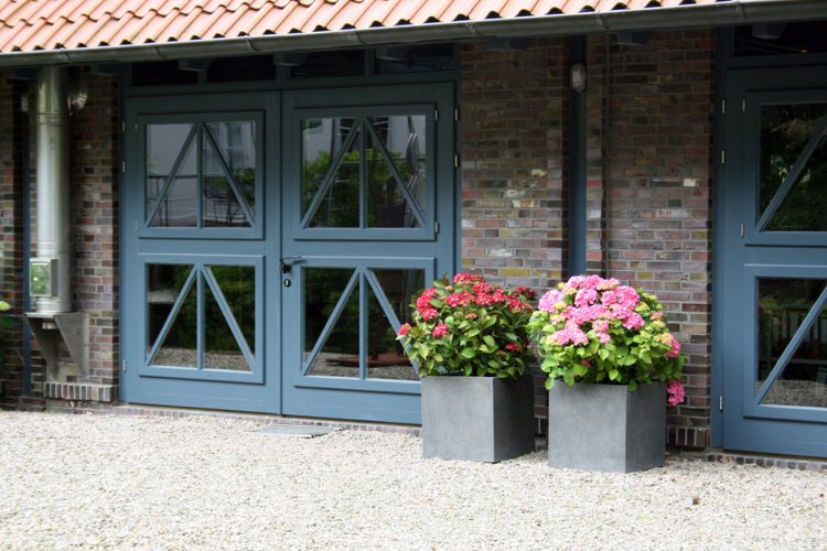 Dizajn záhrady s vchodom do kvetináčov z vláknocementového domu