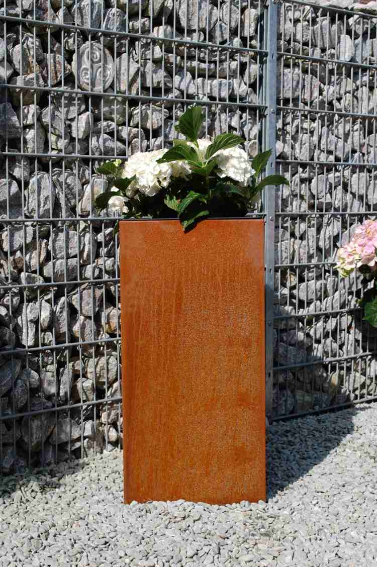 záhradný dizajn-kvetináč-corten-oceľ-vysoko-štrkové lôžko