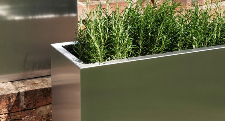 záhradný dizajn-kvetináč-nerez-bylinky-rozmarín