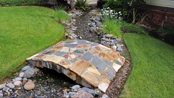 kamenný most-trávnik-umelý-rybník-potok-záhrada-nápady-obrázky