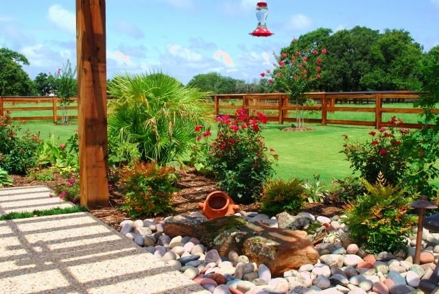 záhradný dizajn kamene riečne kamene medený stĺpik svetlá deco