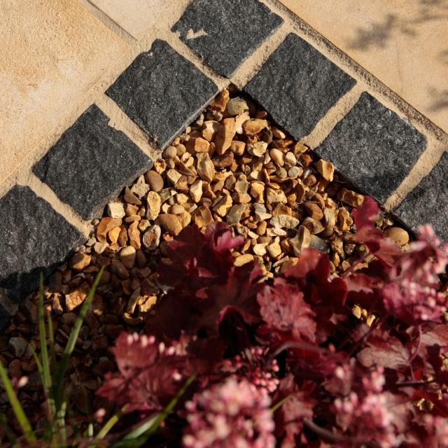 nápady záhradných kvetinových záhonov dekoratívne kamene