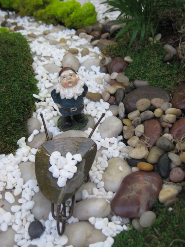 nápad na záhradnú výzdobu kamene biely ozdobný riečny trpaslík postava fúrik