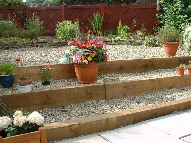 záhradná dekorácia drevené dosky kvetináče štrkové schody