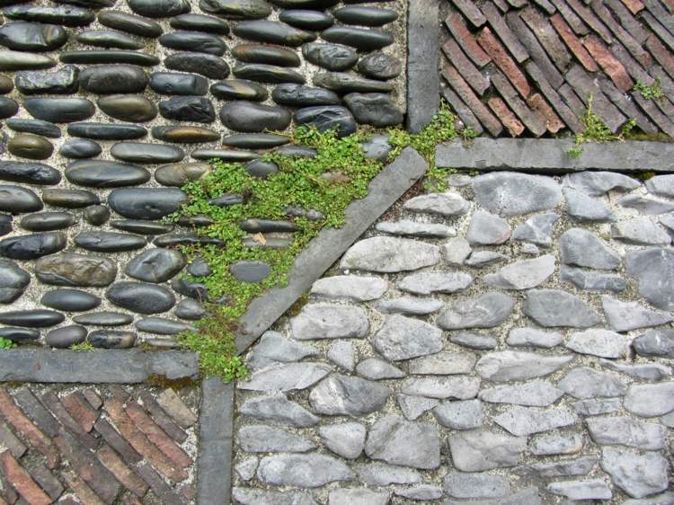 Záhradný dizajn so záhradnými chodníkmi zo štrku záhradný dizajn-s-kamienkami-kombinujúce-farby-kamienky-záhradná cesta-nápad