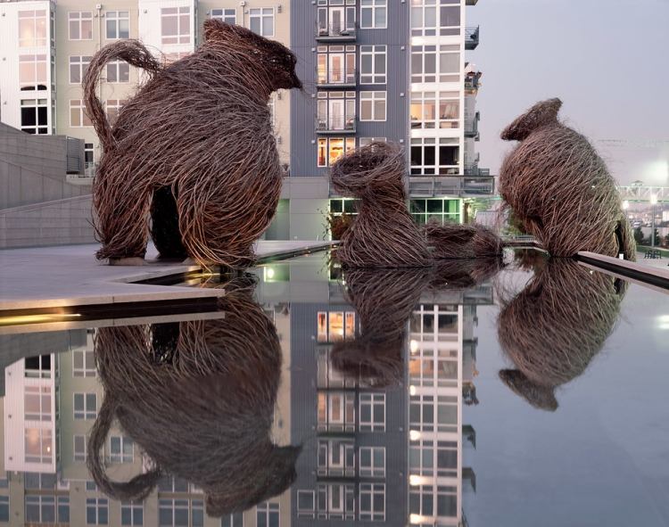 Nadrozmerné drevené džbány a tyčinky - moderné sochy v meste záhradný dizajn-záhradné-umenie-sochy-džbán-hniezdo-Dougherty