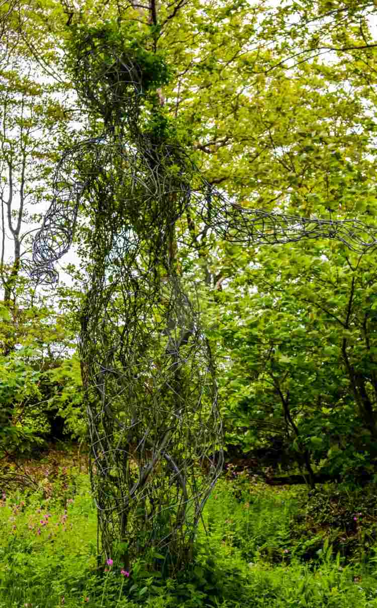 Socha figúry z rastlín a drôtu zo Stratených záhrad v Heligene záhradný dizajn-záhrada-umenie-sochárstvo-dizajn-rastliny-záhrada-heligen