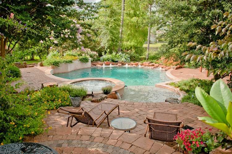 Terénna úprava bazéna lagúna prírodný kameň dosky listnaté stromy