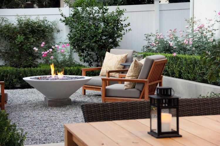 Záhradná dizajnová terasa miska na oheň drevený nábytok lampa štrková podlaha