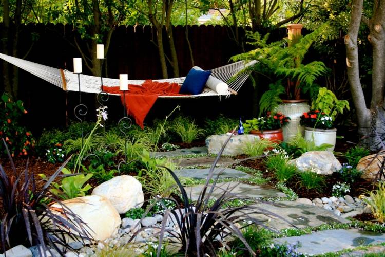 Záhradný dizajn, terasa, hojdacia sieť, dosky z prírodného kameňa, kvetináče, kamene