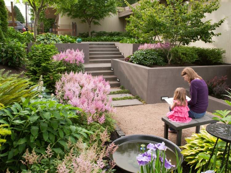 Záhradný dizajn terasa útulné rastliny jarné kvety štrková záhradná lavička