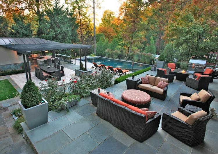 Záhradný dizajn terasa patio ratanový nábytok črepníkové rastliny na ochranu pred slnkom