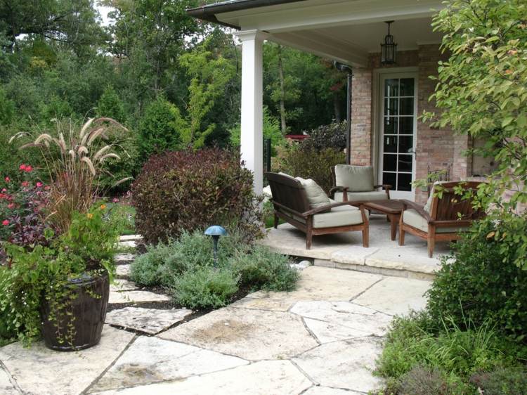 Záhradný dizajn, terasa, trvalky, dosky z prírodného kameňa, drevený nábytok, ochrana pred slnkom