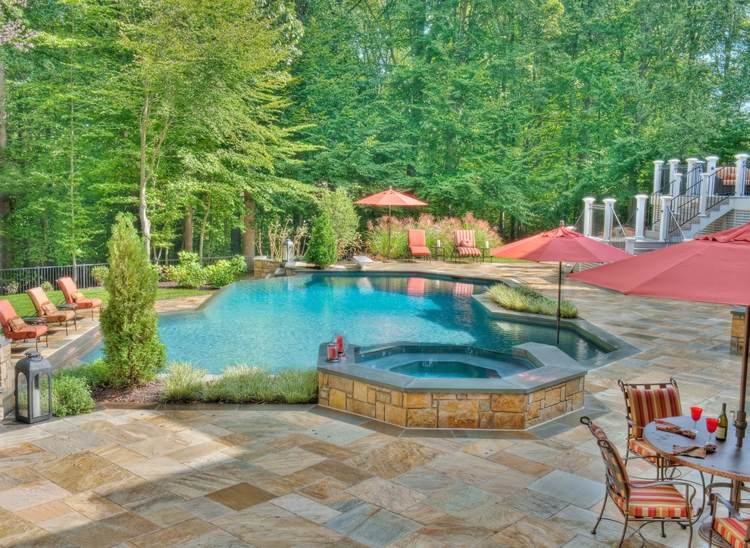 Záhradný dizajn, terasa, kamenné dosky, čalúnený nábytok, ihličnany