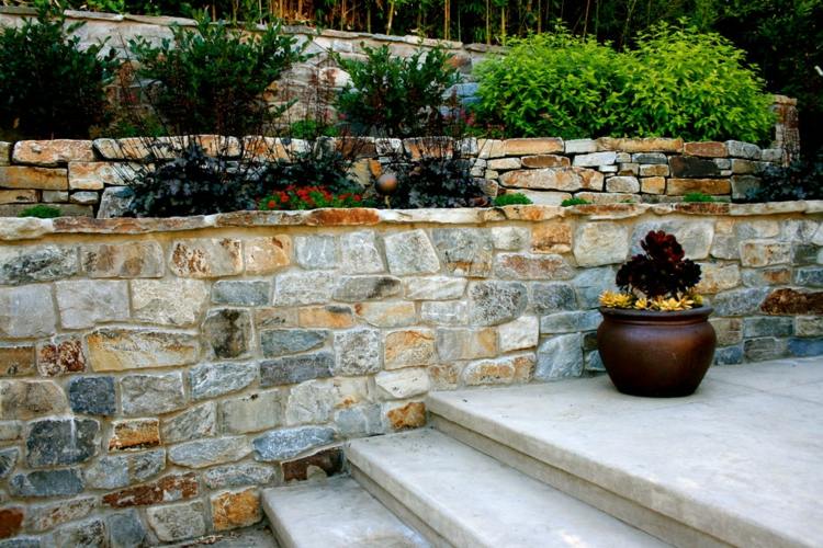 Záhradná úprava terasy moderná stena z prírodného kameňa mimo schodiska