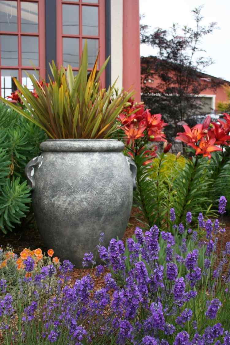 záhradný dizajn-terasa-rastliny-kvetináče-veľký-džbán
