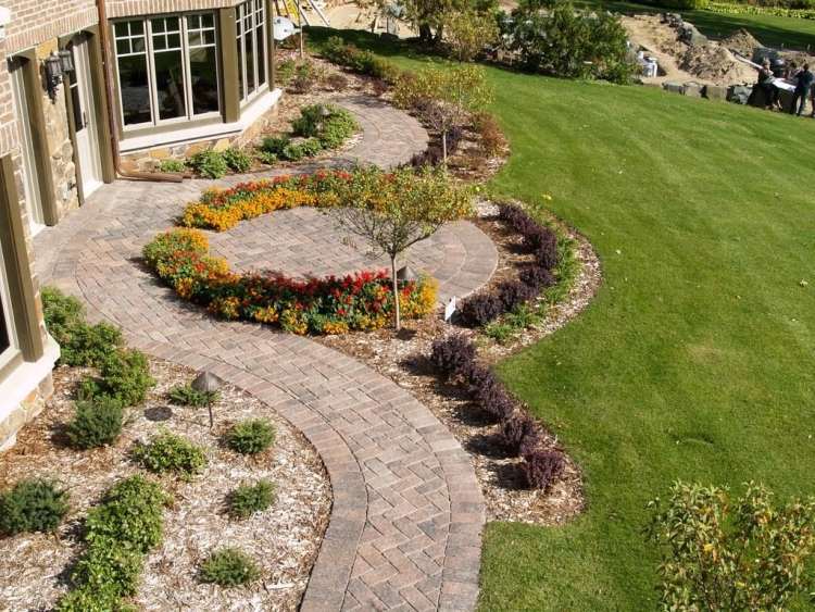 záhradný dizajn-terasa-predný dvor-trávnik-rastliny-kvety-kôra-mulč