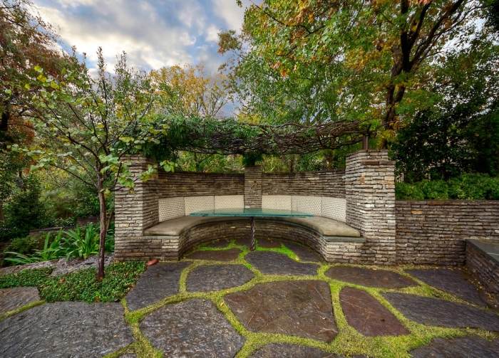 Záhradný dizajn-nápady-patio-vyrobené z kameňa s trávou zarastenými nášľapnými kameňmi