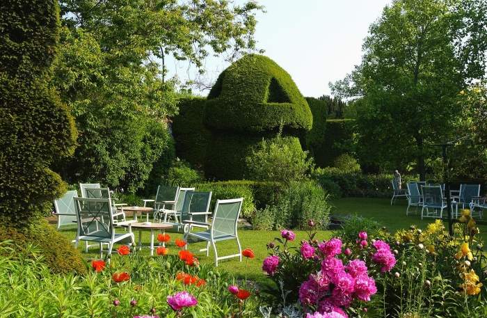 skupiny-design-záhrada-oáza-kvitnúce-kvety-nádhera-sedenie-skupiny-útulné