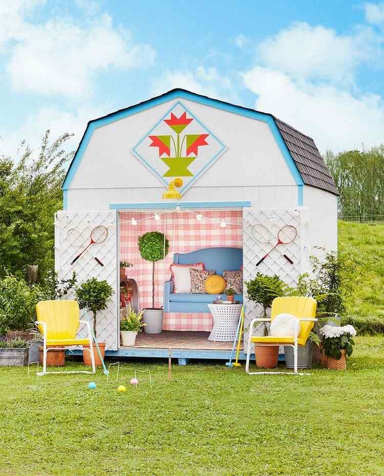 Vonkajšiu dekoráciu záhradného domčeka namaľujte farbami