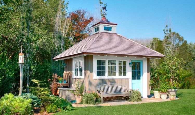 Záhradný dom s vrcholovou strechou a nebesky modrými dverami