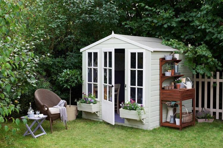 Vonkajší dizajn záhradnej chatky s kvetináčmi a úložným priestorom