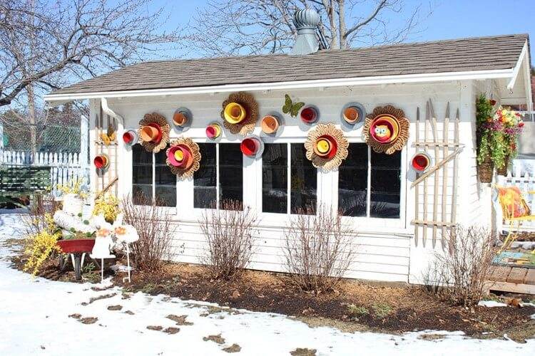 Nápady na dekoráciu záhradnej chatky vonku