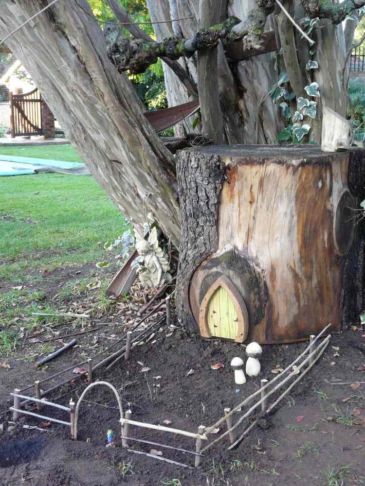 Záhradné nápady-malé-záhrady-kmeň-stromu-víla-dom