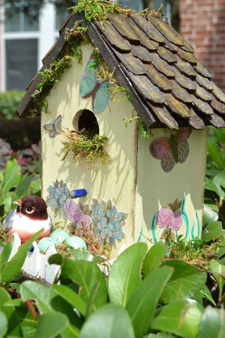 Záhradné nápady-malé-záhrady-vtáčia búdka-decoupage-mach