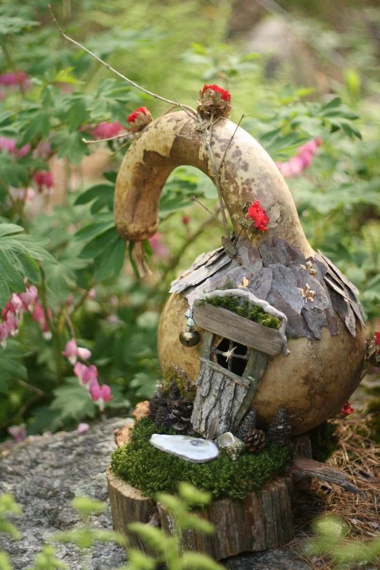 Záhradné nápady-malá-záhradná-fľaša-tekvica-rozprávkový dom